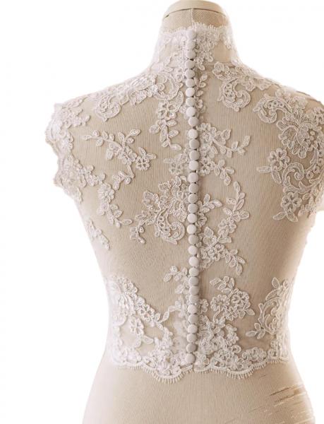 Hoch geschlossenes, halb-transparentes Top